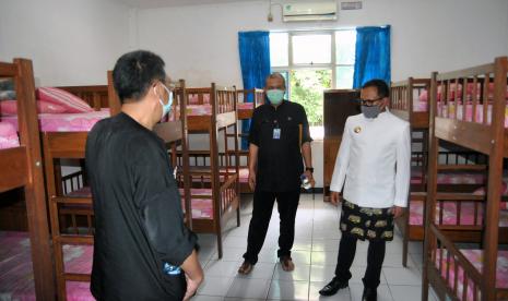 Wali Kota Bogor Bima Arya (kanan) bersama Direktur Utama RSUD Kota Bogor Ilham Chaidir (tengah) meninjau kesiapan rumah sakit darurat di wisma atlet Kota Bogor, GOR Pajajaran, Bogor, Jawa Barat, Rabu (23/12/2020). Pemerintah Kota Bogor menyiapkan rumah sakit darurat untuk menangani pasien COVID-19 karena tingkat keterisian tempat tidur pasien di RSUD Kota Bogor sudah melebihi 80 persen sementara jumlah kasus infeksi virus Corona di Kota Bogor terus bertambah.