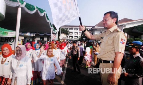 Wali Kota Bogor Bima Arya (kanan) membuka secara resmi Program Istana Untuk Rakyat (Istura), di Kota Bogor, Jawa Barat, Senin (24/7).