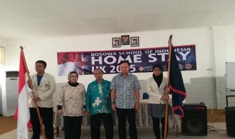 Wali Kota Bogor Bima Arya (kedua dari kanan) secara simbolis melepas para siswa Sekolah Bosowa Bina Insani  (SBBI)  yang akan melaksanakan home stay ke  Inggris, di  kampus SBBI Bogor, Jawa Barat, Jumat (20/11).