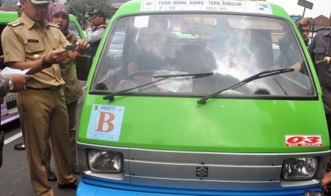 Wali Kota Bogor Bima Arya memeriksa kelengkapan surat saat razia terhadap angkutan kota (angkot) di Jalan Juanda, Kota Bogor, Jawa Barat.