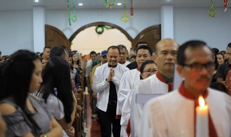 Wali Kota Bogor, Bima Arya, meninjau pelaksanaan Misa Natal di Kota Bogor, Jawa Barat, Senin (24/12) malam.