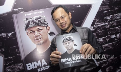 Wali Kota Bogor Bima Arya menunjukkan buku 'Bima Arya #AbdiBogor' ketika peluncuran di Jakarta, Senin (28/5).