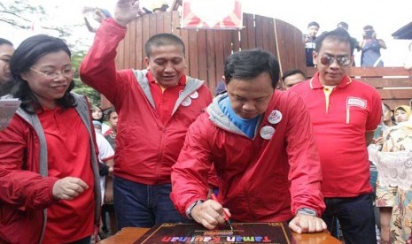  Wali Kota Bogor, Bima Arya,  meresmikan Taman Kaulinan di Lapangan Sempur Kota Bogor, Ahad (5/2). 