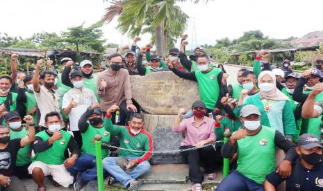 Wali Kota Bogor Bima Arya Sugiarto berfoto bersama pedagang sentra tanaman hias di Jalan R3, Kelurahan Katulampa, Kecamatan Bogor Timur, Kota Bogor. Dok. Pemkot Bogor