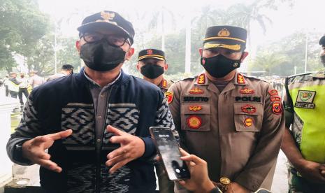 Wali Kota Bogor Bima Arya Sugiarto dan Kapolresta Bogor Kota Kombes Pol Susatyo Purnomo Condro, diwawancara usai menggelar apel persiapan ganjil-genap di Balai Kota Bogor, Jumat (14/1).