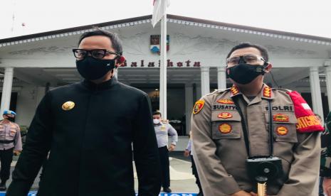 Wali Kota Bogor Bima Arya Sugiarto (kiri) dan Kapolresta Bogor Kota Kombes Pol Susatyo Purnomo Condro di Balai Kota Bogor, Jumat (5/2). 