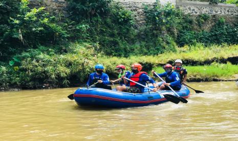 Wali Kota Bogor, Bima Arya Sugiarto lakukan ekspedisi susur Sungai Ciliwung bersama Satgas Ciliwung dan relawan untuk memetakan potensi bencana, Selasa (10/11). 