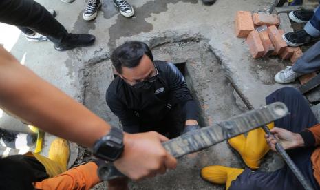 Bima Arya Targetkan Realisasi Trem Sebelum Pensiun. Foto: Wali Kota Bogor Bima Arya Sugiarto masuk gorong-gorong di Jalan Nyi Raja Permas, Kecamatan Bogor Tengah, Kota Bogor, Jawa Barat, Sabtu (28/8).