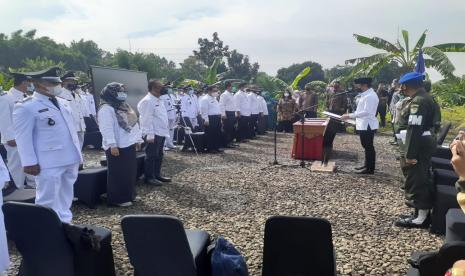 Wali Kota Bogor Bima Arya Sugiarto melantik pejabat di lingkungan Pemkot Bogor di Setu Kirey, Kelurahan Mekarwangi, Kecamatan Tanah Sareal, Kota Bogor, Jumat (26/2). 