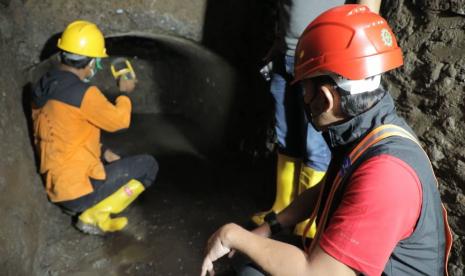 Wali Kota Bogor, Bima Arya Sugiarto memasuki gorong-gorong tempat penemuan terowongan kuno era Belanda di dekat Stasiun Bogor, Sabtu (23/10).