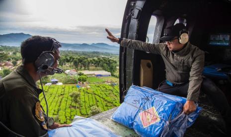 Wali Kota Bogor Bima Arya Sugiarto, memimpin langsung pengiriman bantuan untuk korban gempa di Kabupaten Cianjur. Bantuan kembali dikirimkan via jalur udara bersama Skadron Udara 6 Lanud Atang Sendjaja (ATS), Jumat (25/11/2022). 