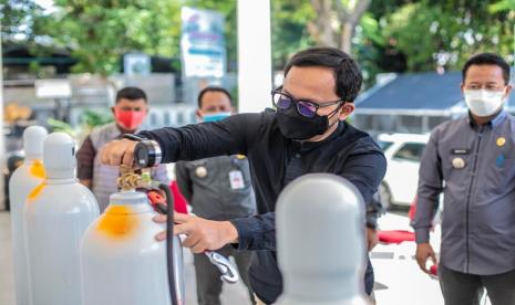 Wali Kota Bogor, Bima Arya Sugiarto mengecek ketersediaan oksigen di Kantor Kecamatan Bogor Utara, Kamis (29/7).