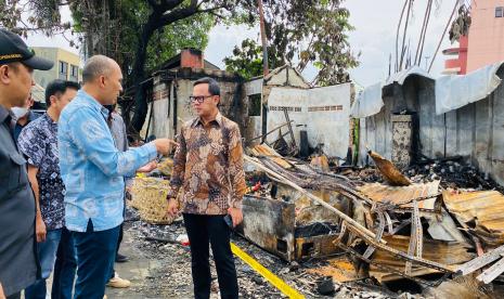 Wali Kota Bogor Bima Arya Sugiarto, meninjau lokasi kebakaran di Pasar Jambu Dua, Kecamatan Bogor Utara, Kota Bogor, Selasa (14/6). 