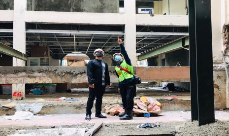 Wali Kota Bogor, Bima Arya Sugiarto meninjau progres revitalisasi Perpusda Kota Bogor di eks Gedung DPRD Kota Bogor, Kamis (21/10). 