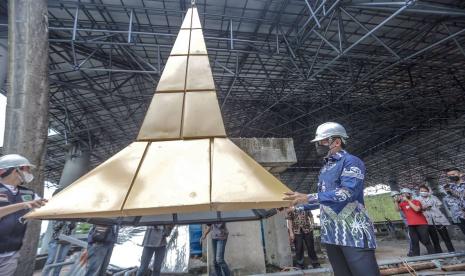 Wali Kota Bogor, Bima Arya Sugiarto, menyaksikan progres pemasangan makara atau penutup atap masjid di Masjid Agung Kota Bogor, Jumat (11/3).