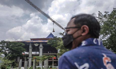 Wali Kota Bogor, Bima Arya Sugiarto, menyaksikan progres pembangunan masjid di Masjid Agung Kota Bogor.