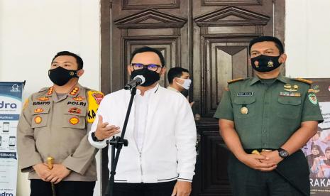 Wali Kota Bogor, Bima Arya Sugiarto (tengah) menjelaskan tentang aturan mudik lokal di Kota Bogor, Jumat (7/5).