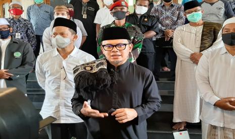 Wali Kota Bogor Bima Arya Sugiarto (tengah) usai menggelar sholat Jumat berjamaah di masjid Masjid Baitur Ridwan, Semplak, Kecamatan, Bogor Barat, Kota Bogor, Jumat (29/5). 