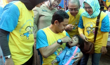 Wali Kota Bogor Bima Arya (tengah) memberikan vaksin polio di Posyandu Kecubung Mekar, Baranangsiang, Kota Bogor, Jawa Barat. Pemkot Bogor mempercepat pemenuhan target vaksinasi polio untuk ribuan balita.