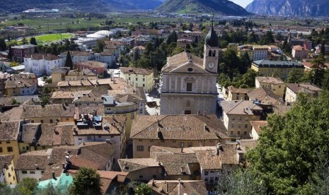 Wali Kota Brentonico, Provinsi Alpine di Trentino, Italia Christian Perenzoni meminta maaf pada seorang perempuan yang telah dieksekusi 300 tahun lalu. Perempuan tersebut dieksekusi mati setelah dituduh sebagai penyihir.