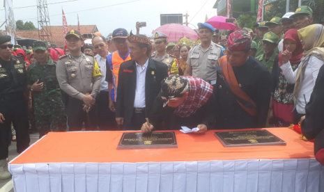 Wali Kota Cimahi, Ajay M Priatna didampingi Wakil Wali Kota Cimahi, Ngatiyana meresmikan Fly Over Padasuka di Jalan Lokomotif 1, RW 14, Kelurahan Padasuka, Kecamatan Cimahi Tengah, Kota Cimahi, Senin (22/10). Diharapkan, jalan tersebut bisa mengurai titik macet di wilayah Baros.