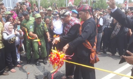 Wali Kota Cimahi, Ajay M Priatna didampingi Wakil Wali Kota Cimahi, Ngatiyana meresmikan Fly Over Padasuka di Jalan Lokomotif 1, RW 14, Kelurahan Padasuka, Kecamatan Cimahi Tengah, Kota Cimahi, Senin (22/10). 