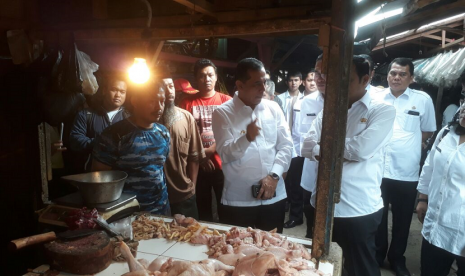 Wali Kota Cimahi, Ajay M Priatna memantau harga bahan pokok di Pasar Cimindi jelang bulan puasa Ramadan, Rabu (16/5). Harga sejumlah komoditas terpantau naik seperti daging ayam dan telur.