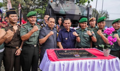 Wali Kota Cimahi Ir H Ajay Muhammad Priatna (tengah) meresmikan Taman Perjuangan dan Monumen Alat Utama Sistem Persenjataan (Alutsista) Kota Cimahi  yang berlokasi di Jalan Baros, Cimahi Tengah, Selasa (13/8).