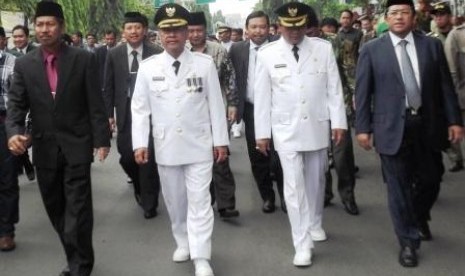 Wali Kota Cirebon Ano Sutrisno (baju putih kiri)