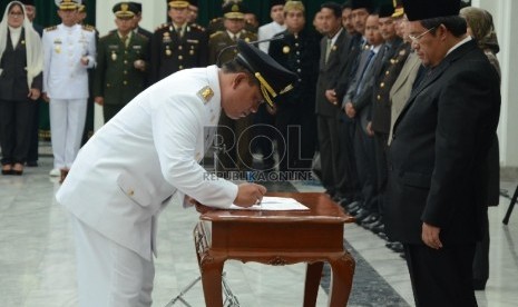 Wali Kota Cirebon Baru: Disaksikan Gubernur Jabar, Ahmad Heryawan (kanan) Nasrudin Azis menandatangani pengangakatan dirinya sebagai Wali Kota Cirebon, di Gedung Sate, Kota Bandung, Kamis (26/3).