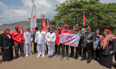 Wali Kota Cirebon, Nashrudin Azis, melepas Ekspedisi Kebangsaan Cirebon-Bandung, yang akan menempuh jarak sekitar 127 kilometer, dengan titik berangkat di Stadion Madya Bima Kota Cirebon, menuju Bandung, Rabu (17/8/2022). Ekspedisi Kebangsaan membawa misi untuk mengkampanyekan pentingnya pencegahan dan penanganan stunting. 