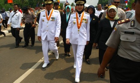 Wali Kota dan Wakil Wali Kota terpilih Airin Rachmy Dian (kanan) dan Benyamin Davnie (kiri) berjalan bersama seusai dilantik oleh Gubernur Banten di Ciater, Tangerang Selatan, Banten, Rabu (20/4). 