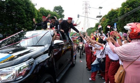 Piala Adipura diarak keliling Kota Depok oleh Walikota Mohammad Idris dan disambut oleh warga dan siswa-siswi sekolah di sepanjang jalan.