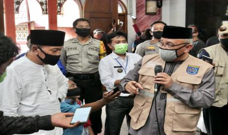 -Wali Kota Depok, Mohammad Idris meninjau persiapan penerapan prosedur standar new normal di beberapa masjid, gereja dan Mal di Kota Depok, Kamis (4/6). 