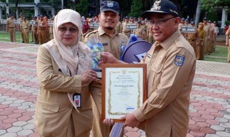 Wali Kota Depok Mohammad Idris menyerahkan Piagam Penghargaan kepada Kepala Dinas Perdagangan dan Perindustrian (Disdagin) Kota Depok Kania Parwanti dan kepala UPTD Pasar Tugu Ikhwan Nasution atas prestasinya meraih Juara II pada Lomba Pasar Rakyat Tingkat Provinsi Jabar 2019. Kini, Unit Pelaksana Teknis Daerah (UPTD) Pasar Tugu melakukan berbagai cara untuk mencegah penyebaran virus corona (Covid-19).