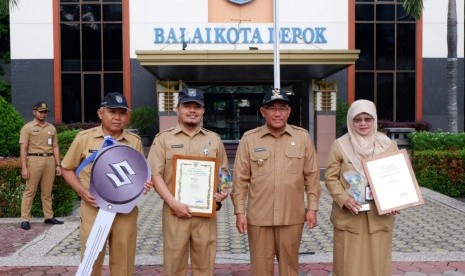 Wali Kota Depok Mohammad Idris menyerahkan Piagam Penghargaan kepada Kepala Dinas Perdagangan dan Perindustrian (Disdagin) Kota Depok Kania Parwanti dan kepala UPTD Pasar Tugu Ikhwan Nasution atas prestasinya.