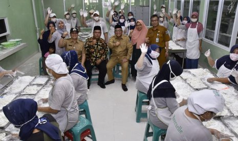 Wali Kota Depok, Mohammad Idris saat mengunjungi Rumah Cireng Brecxelle, salah satu UMKM di Kecamatan Bojongsari, Depok yang memroduksi cireng.