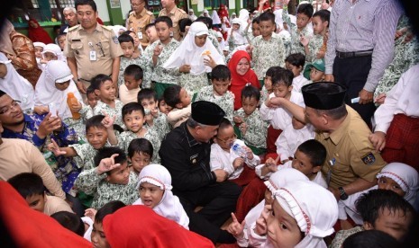 Wali Kota Depok Muhammad Idris berada di tengah-tengah siswa SDIT Miftahul Ulum, Senin (13/11). 