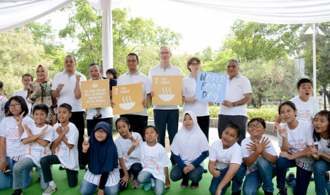 Wali Kota Jakarta Pusat Bayu Meghantara, Direktur Kesehatan Masyarakat Veteriner, Kementerian Pertanian  Samsul Ma'arif, Gubernur DKI Jakarta Anis Baswedan dan Kepala Perwakilan FAO di Indonesia Adam Gerrand berpose bersama siswa dengan papan kampanye Zero Hunger pada pembukaan Festival 