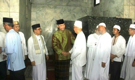 Wali Kota Jambi H Syarif Fasha (tengah) menyalami jamaah shalat gerhana.