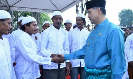  Wali Kota Jambi Syarif Fasha menyalami warga Suku Anak Dalam sebelum prosesi pengucapan syahadat.