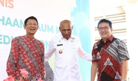 Wali Kota Jayapura, Benhur Tomi Mano (tengah) berbincang dengan Country CEO Community Investment Prudential Indonesia Rinaldi Mudahar (kanan) dan Chairman of the Executive Board Prestasi Junior Indonesia (PJI) Pribadi Setiyanto disela kegiatan pendampingan bisnis dan pameran bagi pengusaha muda Papua di Pasar Mama-Mama, Jayapura, Papua, Rabu (21/8/2019).