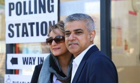 Wali Kota London Sadiq Khan bersama istrinya Saadiya Khan.