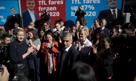 Wali Kota London Sadiq Khan, Muslim pertama yang memimpin London, berada di tengah pendukungnya.