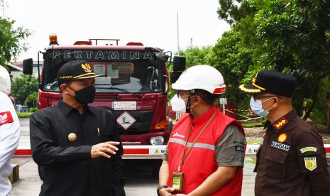 Wali Kota Madiun Maidi (kiri) berbincang dengan Fuel Terminal Manajer PT Pertamina Patra Niaga Madiun Yuri Ristanto (tengah) saat pemantauan kebutuhan masyarakat dalam menghadapi Hari Raya Idul Fitri 2022 di Kota Madiun, Jawa Timur, Rabu (20/4/2022). PT Pertamina Patra Niaga Madiun memastikan persediaan Bahan Bakar Minyak (BBM) selama 10 hari sebelum dan 10 hari setelah Hari Raya Idul Fitri dengan stok saat ini 20 ribu kilo liter belum termasuk yang masih dalam proses pengiriman ke Pertamina Madiun cukup untuk memenuhi kebutuhan konsumsi dua ribu kilo liter atau dua juta liter per hari di wilayah layanan Madiun dan sekitarnya.