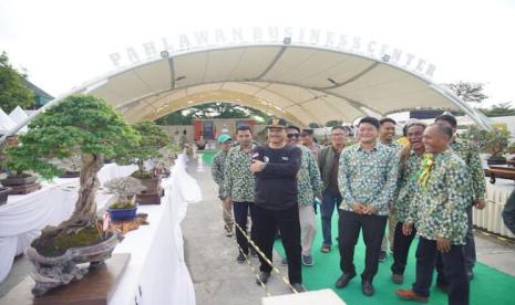 Wali Kota Madiun, Maidi, meninjau pameran dan kontes bonsai yang digelar Perkumpulan Penggemar Bonsai Indonesia (PPBI) Kota Madiun di Pahlawan Business Center (PBC), Kota Madiun, Jawa Timur, Sabtu (20/4/2024).