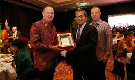 Wali Kota Makassar, Danny Pomanto memberi cenderamata berupa plakat perahu phinisi kepada Perdana Menteri John Key dan Menteri Todd Mc Clay, Selasa (19/7) malam.