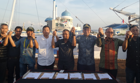 Wali Kota Makassar, Danny Pomanto menandatangani nota kesepahaman (MoU) di atas tongkang di lepas Pantai Losari, Makassar, Sulsel, Jumat (9/9).