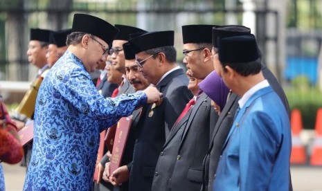 Wali Kota Makassar Danny Pomanto saat menerima penghargaan Satyalancana Karya Bhakti Praja Nugraha yang disampaikan lewat Mendagri Tjahjo Kumolo, Jumat (10/11)