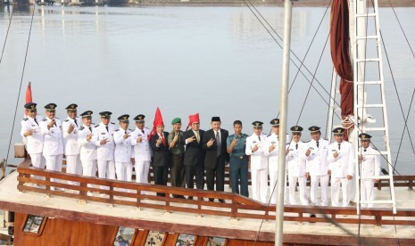 Wali Kota Makassar lantik pejabat barunya di atas Kapal Pinisi, Kamis (29/12).